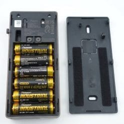 Cận cảnh khay 6 pin AA và cọc ốc đấu nguồn điện 12-24V mặt sau chuông cửa Aqara G4 nền trắng