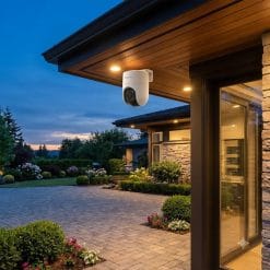 Lắp đặt camera ngoài trời EZVIZ H8c thực tế dưới mái hiên cổng nhà biệt thự hiện đại